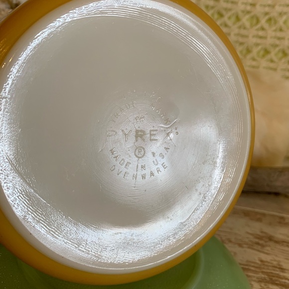 Vintage Floral Pyrex Dish 🌼 - Picture 6 of 6